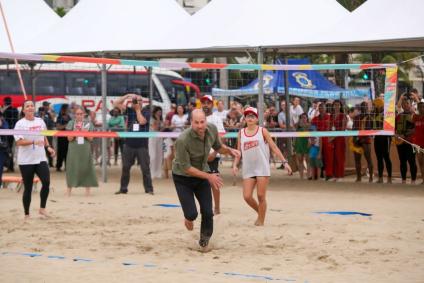 Príncipe William participou de atividades na Praia de Copacabana