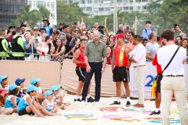 Príncipe William participou de atividades na Praia de Copacabana