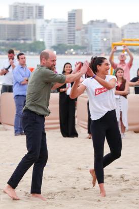 Príncipe William participou de atividades na Praia de Copacabana