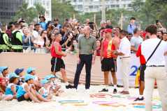 Príncipe William participou de atividades na Praia de Copacabana