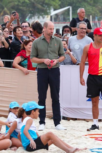 Príncipe William participou de atividades na Praia de Copacabana
