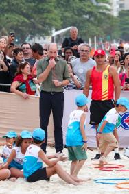 Príncipe William participou de atividades na Praia de Copacabana