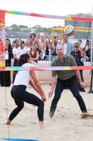 Príncipe William participou de atividades na Praia de Copacabana