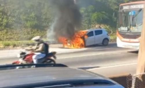 Vídeo: carro pega fogo na Fernão Dias, na Grande BH, e fecha parcialmente a rodovia