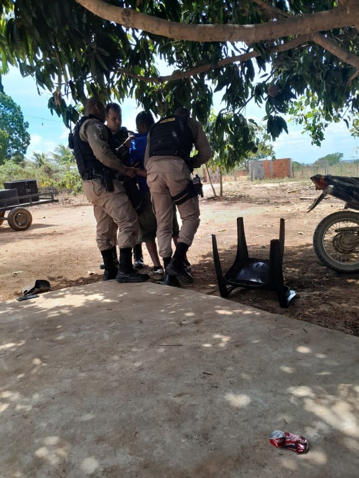 Homem foi preso por policiais após população rural contê-lo e denunciá-lo Homem foi preso por policiais após população rural contê-lo e denunciá-lo