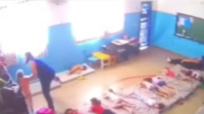 Imagens mostram profissional jogando criança no colchão