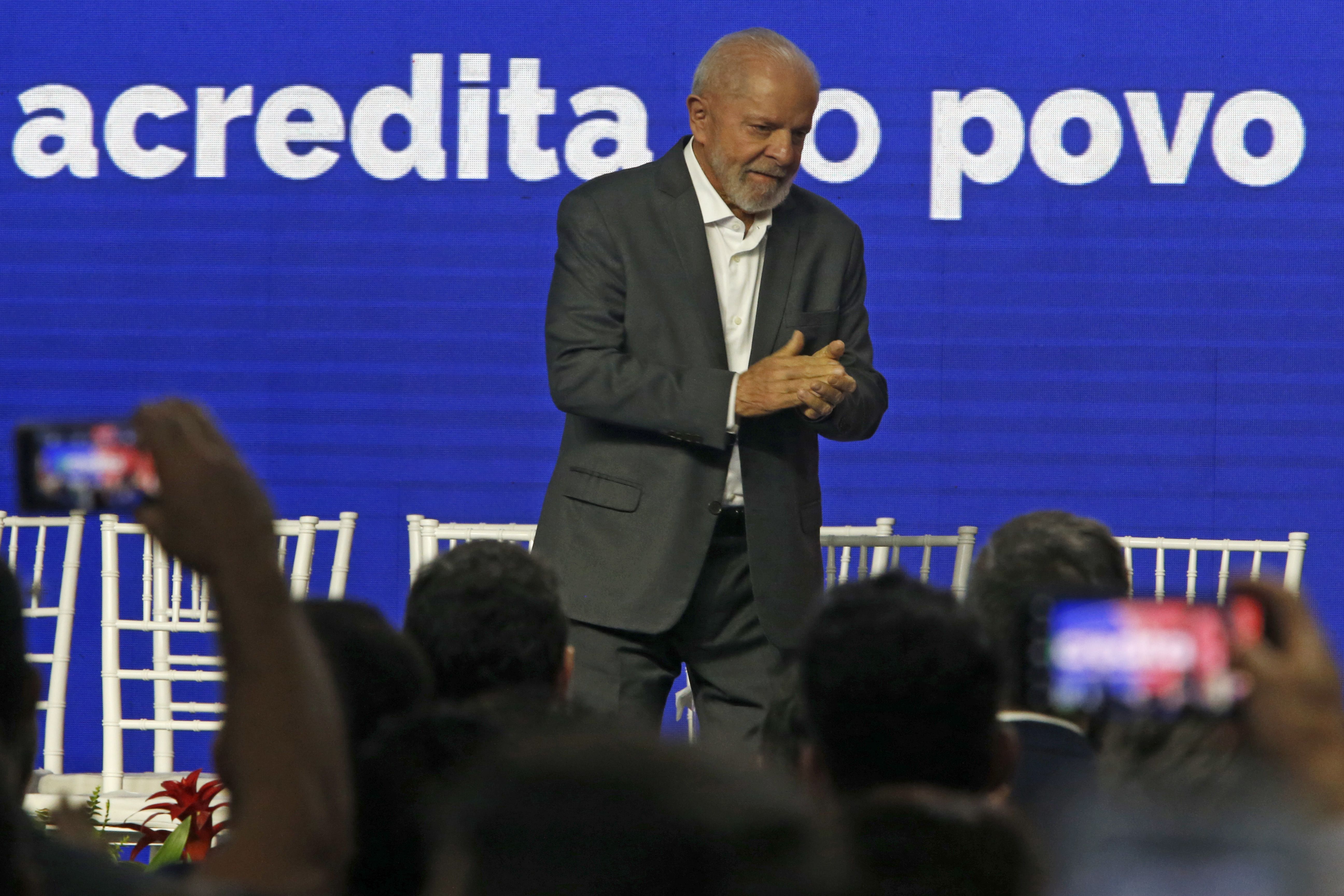 Lula deve passar o dia no Alvorada e sem compromissos oficiais após sofrer queda