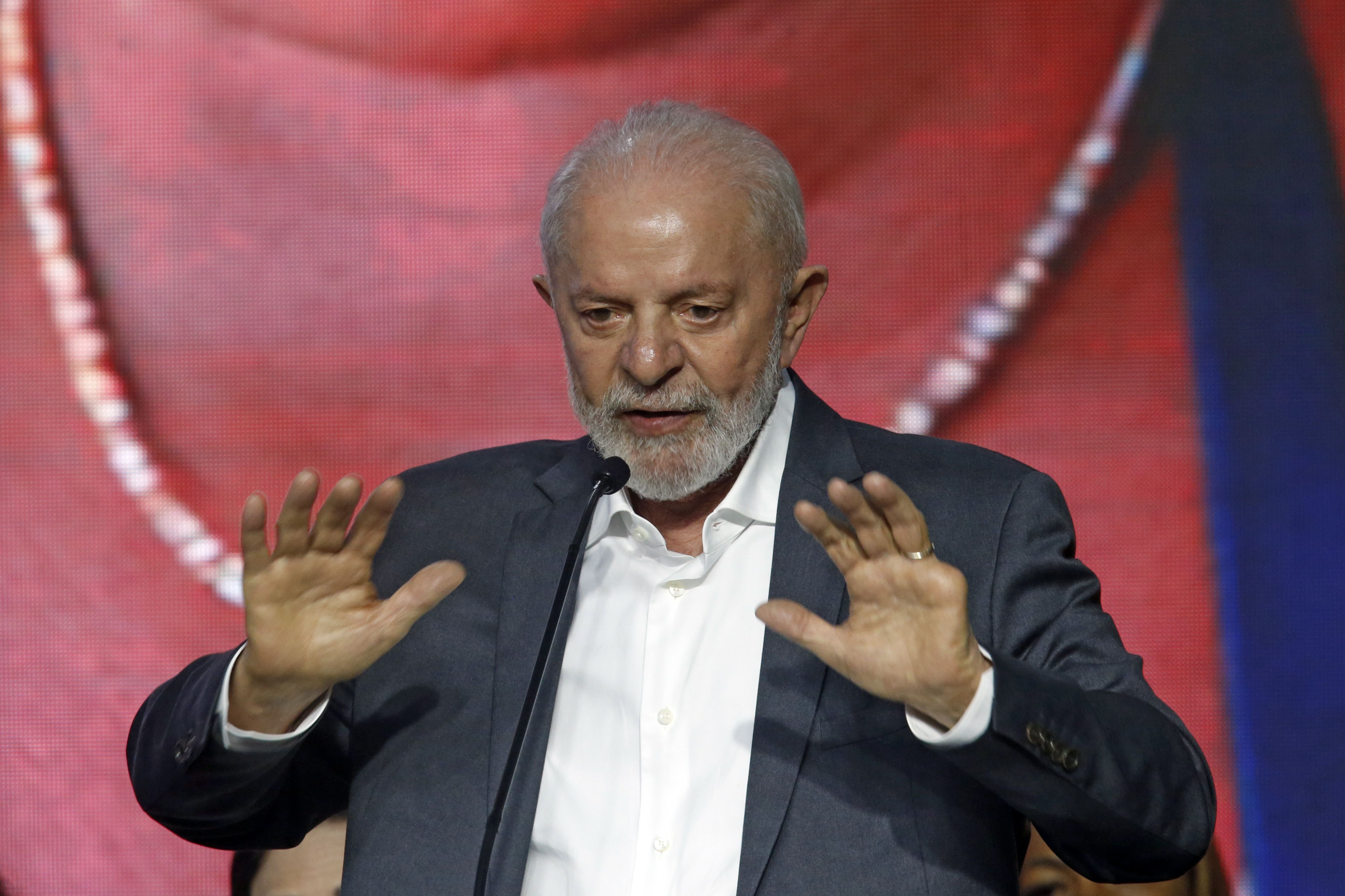 Enquanto se recupera de queda, Lula lamenta acidente com equipe de remo no Paraná