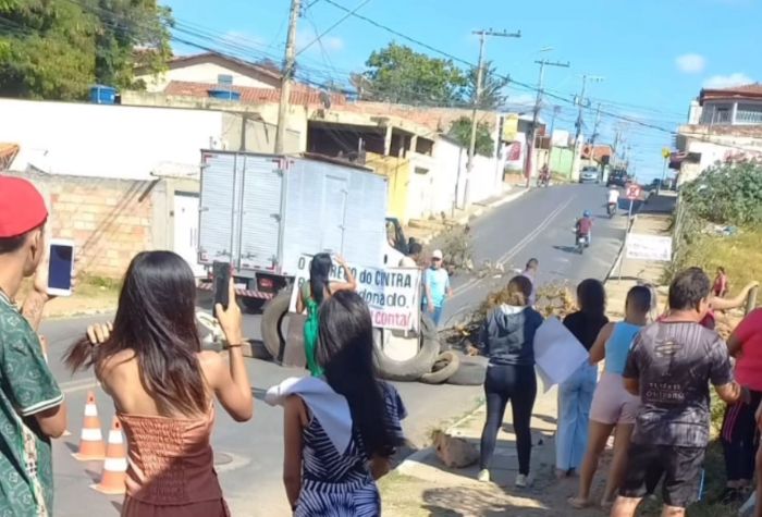 Moradores utilizaram faixa, galhos de árvores e pneus para interditar o trânsito na região