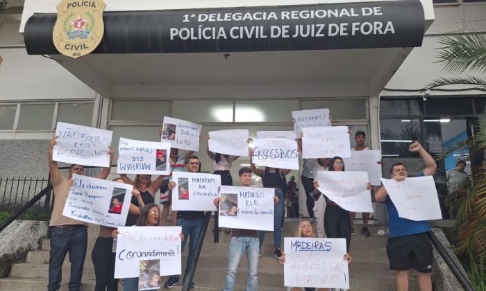 Familiares de Sebastião Felipe protestam na porta da Delegacia da PCMG em Juiz de Fora