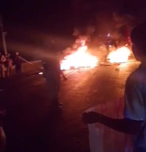 Manifestantes atearam fogo em pneus e bloquearam a passagem na BR-251 nos dois sentidos