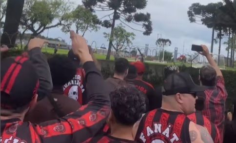 Torcedores do Athletico-PR protestam no CT do Caju e miram Petraglia e Autuori