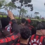 Torcedores do Athletico-PR protestam no CT do Caju e miram Petraglia e Autuori