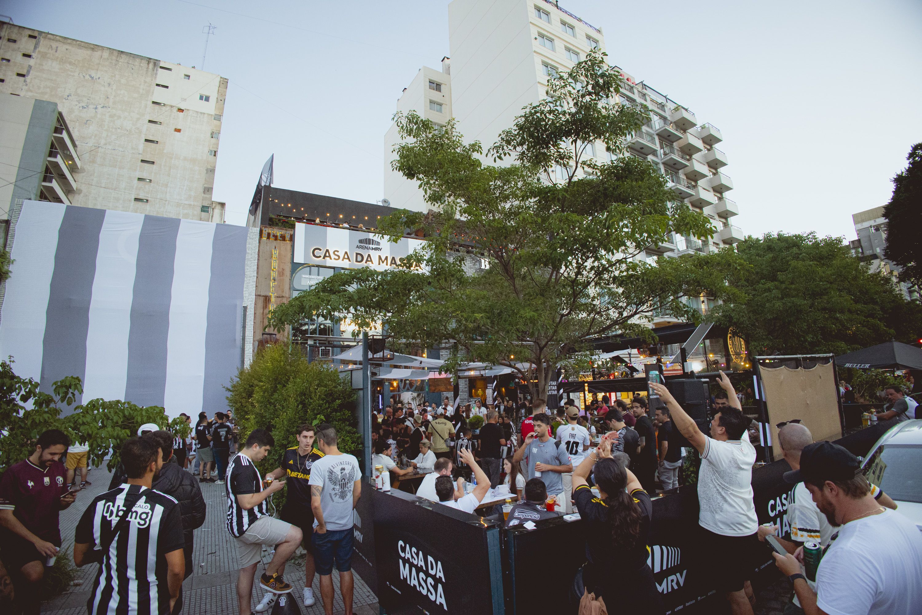 Com atrações e estúdio Itatiaia Gerdau, Casa da Massa vira ponto de encontro de atleticanos em Buenos Aires