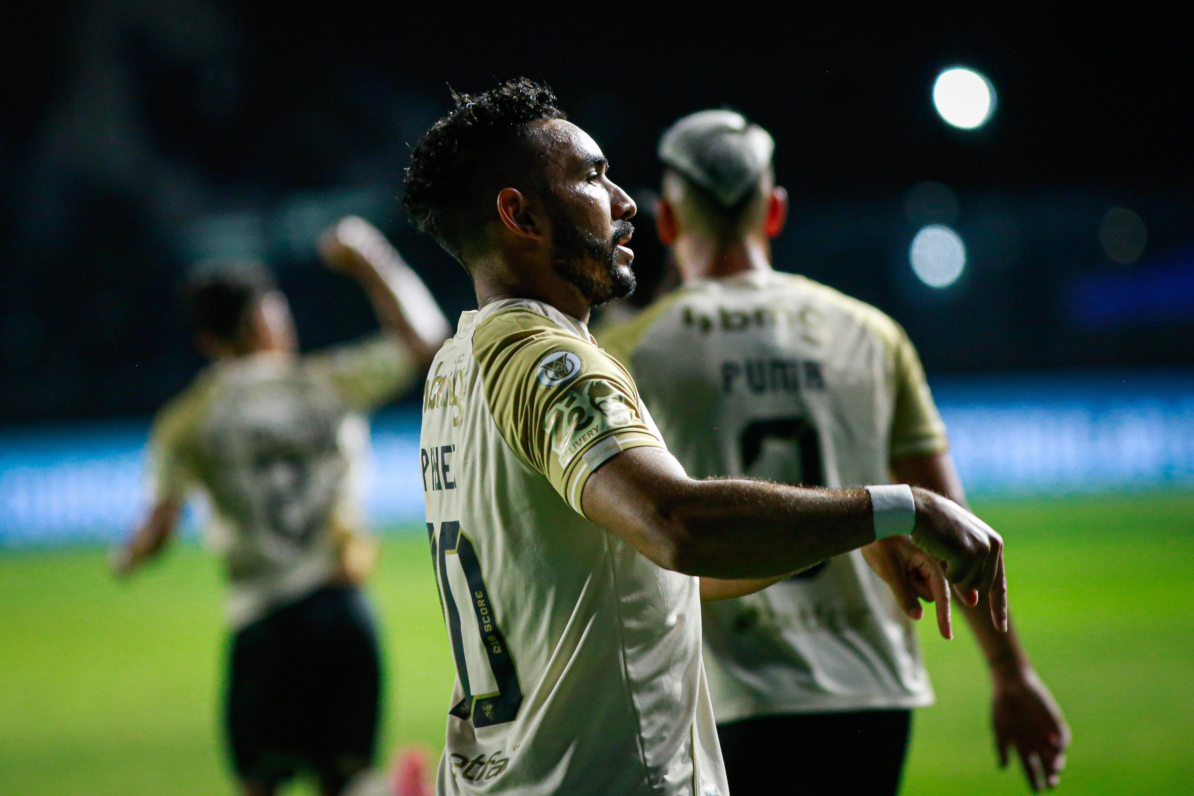 Vasco abre 3 a 0, leva susto, mas vence o Bahia em São Januário pela Série A