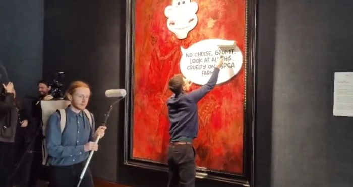 Em um vídeo divulgado pelas redes sociais dos ativistas, é possível ver dois homens colando cartazes dos personagens Wallace e Gromit e cima da imagem do rei.