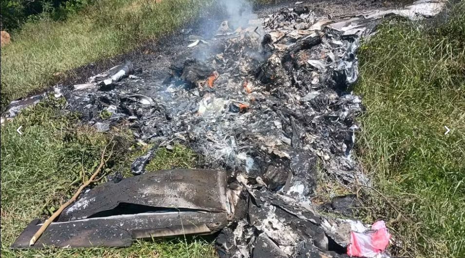 Avião que caiu no RJ teria colidido com morro, dizem bombeiros