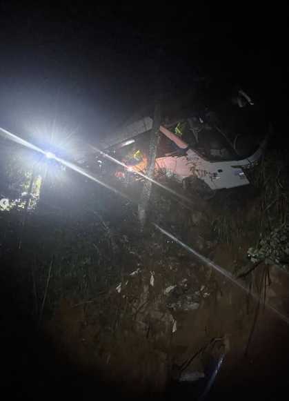 Queda de ônibus em ribanceira na BR-262 bebê de 4 meses e motoristas estão entre os 42 feridos