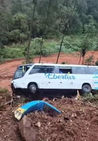 Queda de ônibus em ribanceira na BR-262 bebê de 4 meses e motoristas estão entre os 42 feridos