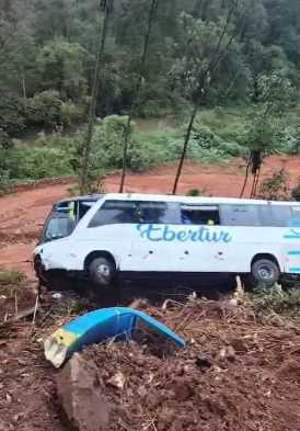 Queda de ônibus em ribanceira na BR-262 bebê de 4 meses e motoristas estão entre os 42 feridos