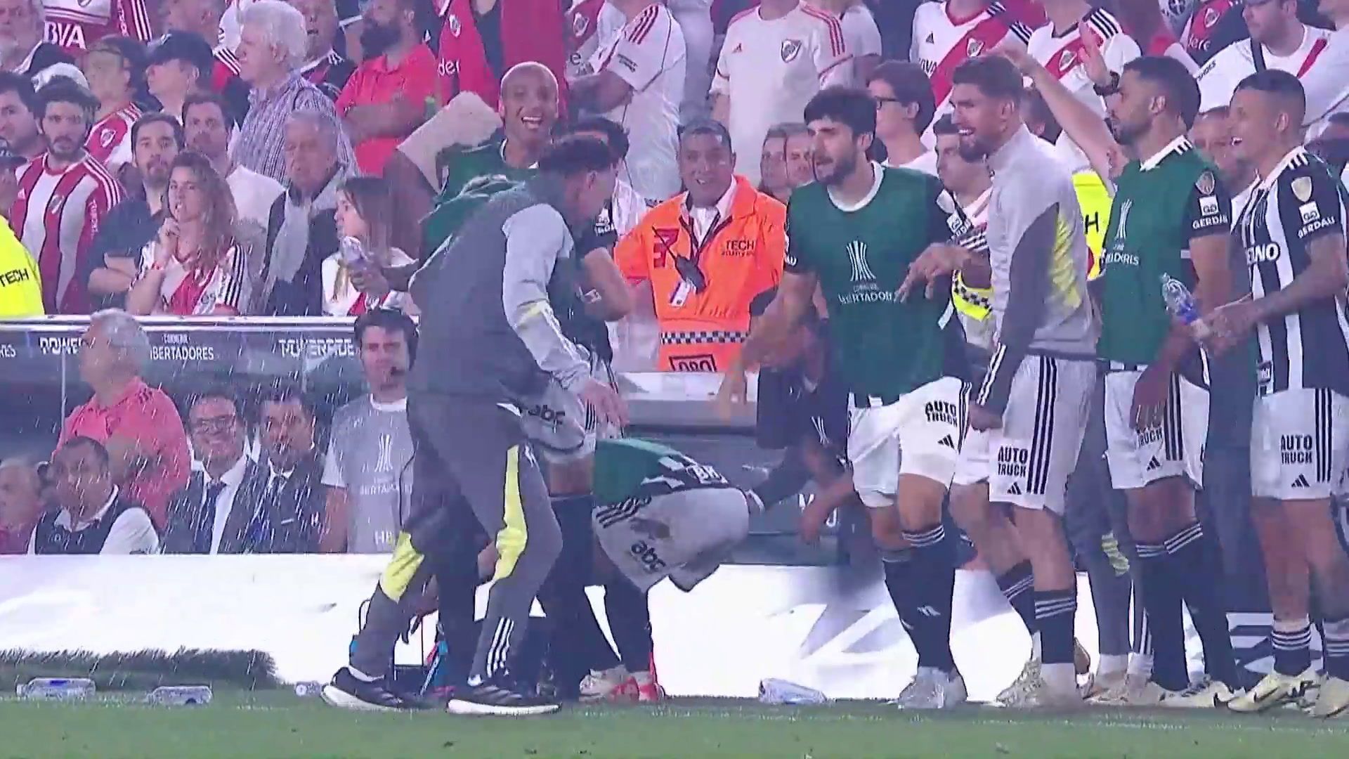 Deyverson se agarra a Milito para festejar Atlético na final da Libertadores; veja