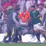 Deyverson se agarra a Milito para festejar Atlético na final da Libertadores; veja