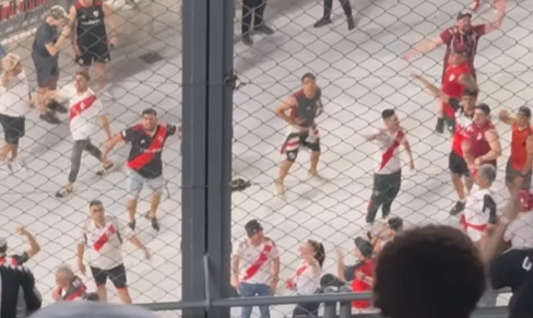 Torcedores do River Plate fazem gestos racistas à torcida do Atlético no Monumental