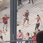 Torcedores do River Plate fazem gestos racistas à torcida do Atlético no Monumental