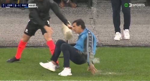 Técnico do Racing viraliza com queda durante jogo contra Corinthians; assista