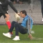 Técnico do Racing viraliza com queda durante jogo contra Corinthians; assista