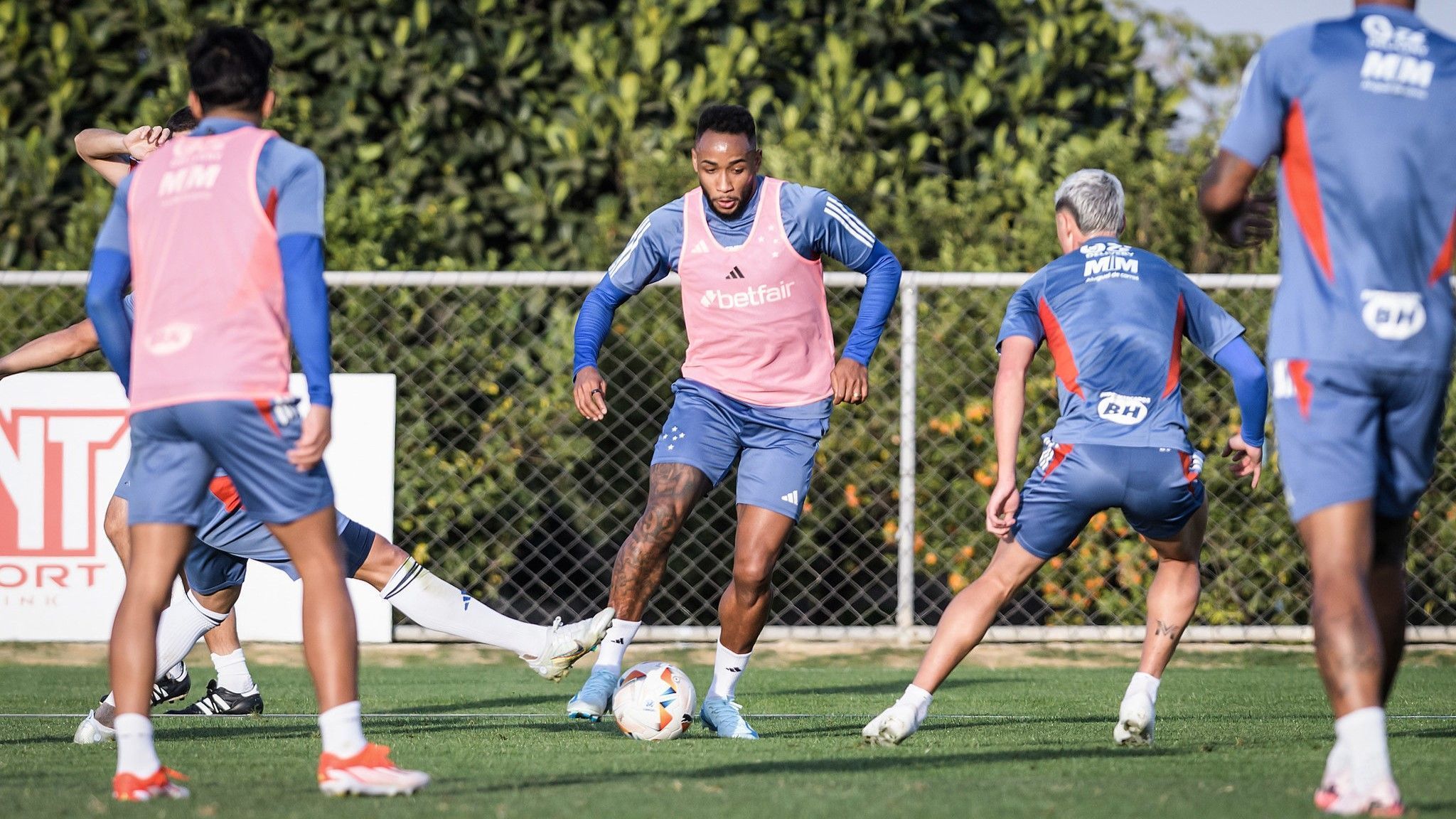 Centroavante do Cruzeiro inicia trabalhos híbridos e se aproxima de retorno