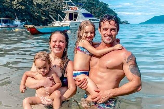 Ex-mulher de Rafael Cardoso explica motivo de impedir que ator veja os filhos