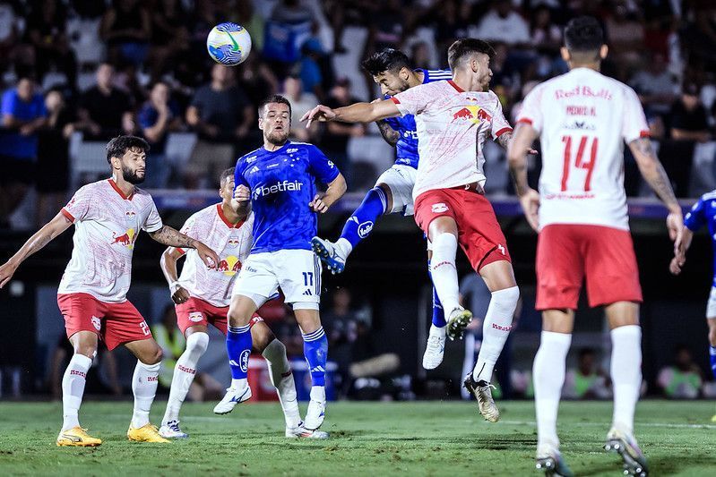 Volante aponta culpados por mau momento do Cruzeiro e vê Libertadores como 'obrigação'