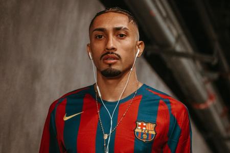 Raphinha- e demais atletas do Barça -, utilizaram camisa de R10 na chegada ao Camp Nou