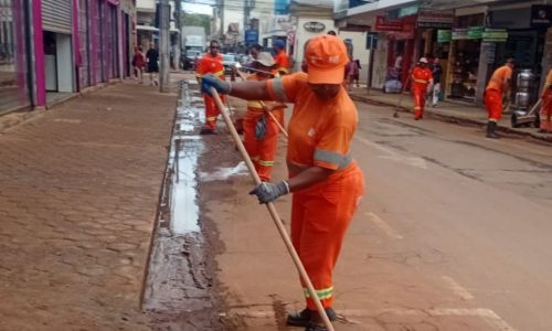 Raspagem e limpeza de barro na Rua Batista de Oliveira no Centro em 25 de fevereiro de 2026