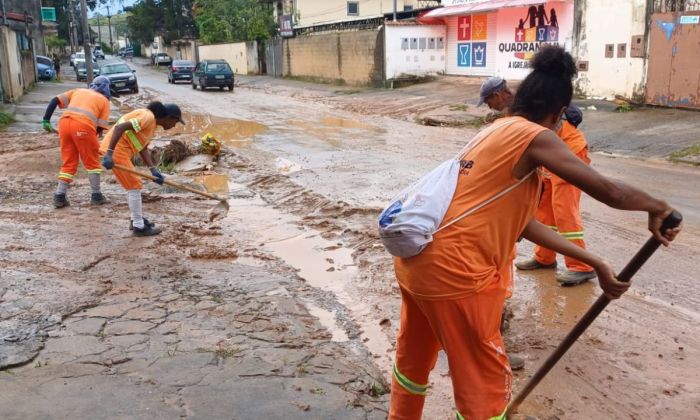 Equipes do Demlurb fazem raspagem na Rua Marciano Pinto no Bairro Sagrado Coração