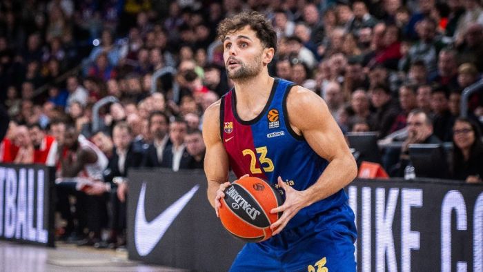 Raulzinho em ação pelo Barcelona durante jogo da Euroliga