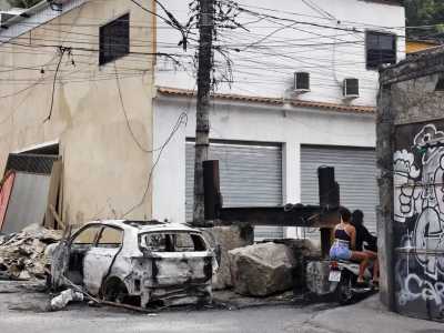 Vila Cruzeiro, no Rio de Janeiro, ao lado de barricadas que foram colocadas pelo Crime Organizado para conter avanço de policiais
