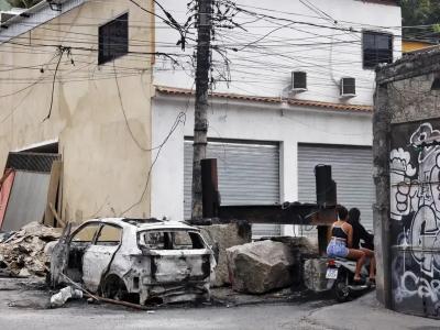 Vila Cruzeiro, no Rio de Janeiro, ao lado de barricadas que foram colocadas pelo Crime Organizado para conter avanço de policiais