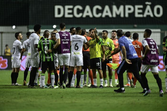 Após o gol de Renato Marques, do América, jogadores do Santos se revoltaram no gramado