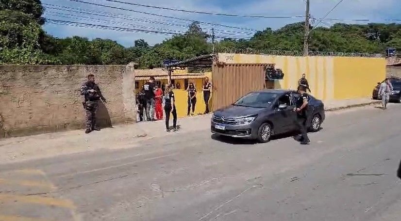 Reconstituição da Chacina de Neves coloca frente a frente suspeitos e família de vítima: 'Atrás da verdade', diz mãe de Heitor