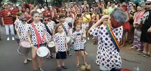 Tiago na regência do Queixão, antiga ala mirim dos Unidos do Samba Queixinho Tiago na regência do Queixão, antiga ala mirim dos Unidos do Samba Queixinho