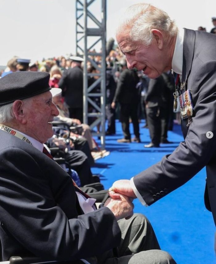 Em Portsmouth, o Rei, a Rainha e o Príncipe de Gales juntaram-se aos veteranos, Chefes de Estado e membros do público para recordar as tropas que, há 80 anos.