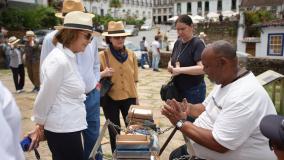 Rei e rainha da Suécia visitam Ouro Preto antes de participar da COP 30, em Belém