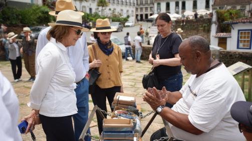 Rei e rainha da Suécia visitam Ouro Preto antes de participar da COP 30, em Belém