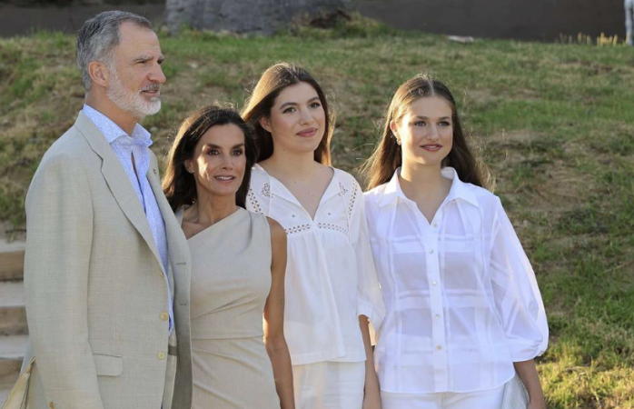 Rei Felipe, rainha Letizia e as filhas Rei Felipe, rainha Letizia e as filhas
