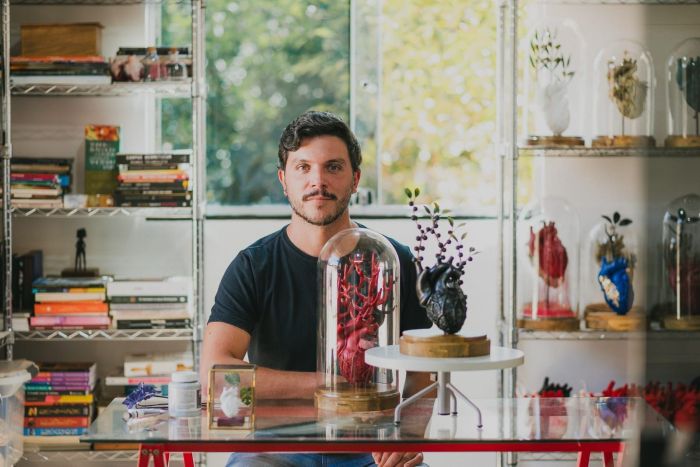 Renan Florindo com alguns dos seus 'Corações de Florim'