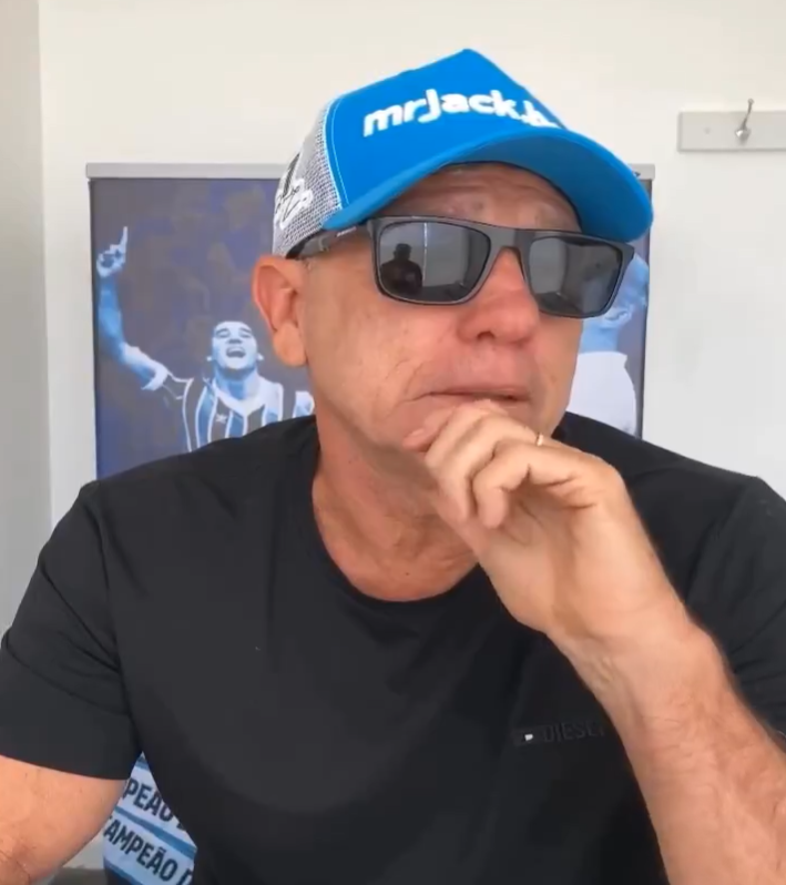 Renato chora em pronunciamento de despedida do Grêmio