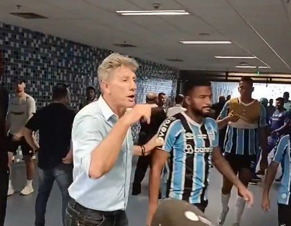 Renato interrompe entrevistas de jogadores do Grêmio após vitória; assista