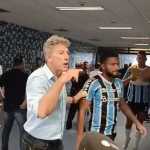 Renato interrompe entrevistas de jogadores do Grêmio após vitória; assista